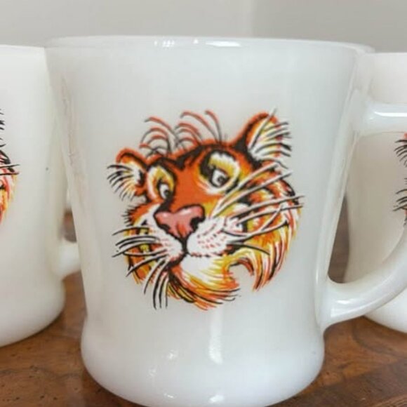 5 Vintage FIRE KING MILK GLASS MUGS, Exxon Tiger - Anchor Hocking Esso EC - Picture 4 of 5
